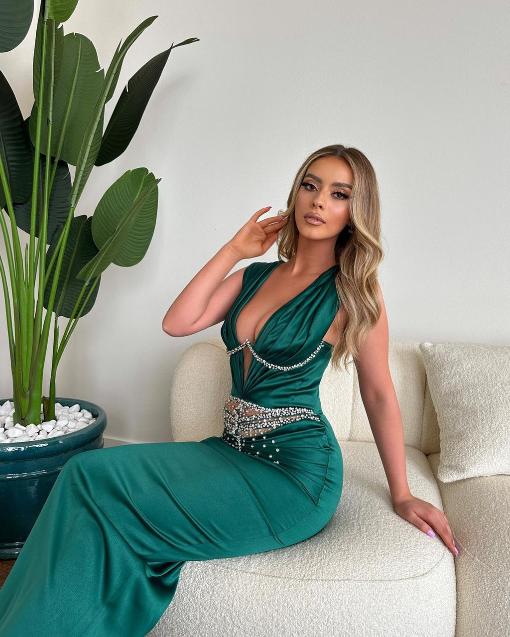 Abito da sera lungo a sirena senza maniche con scollo a V e strass scintillanti