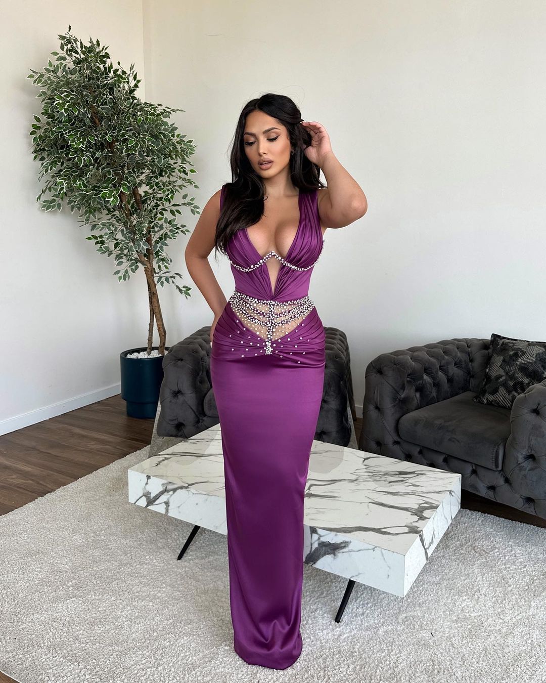 Abito da sera lungo a sirena senza maniche con scollo a V e strass scintillanti