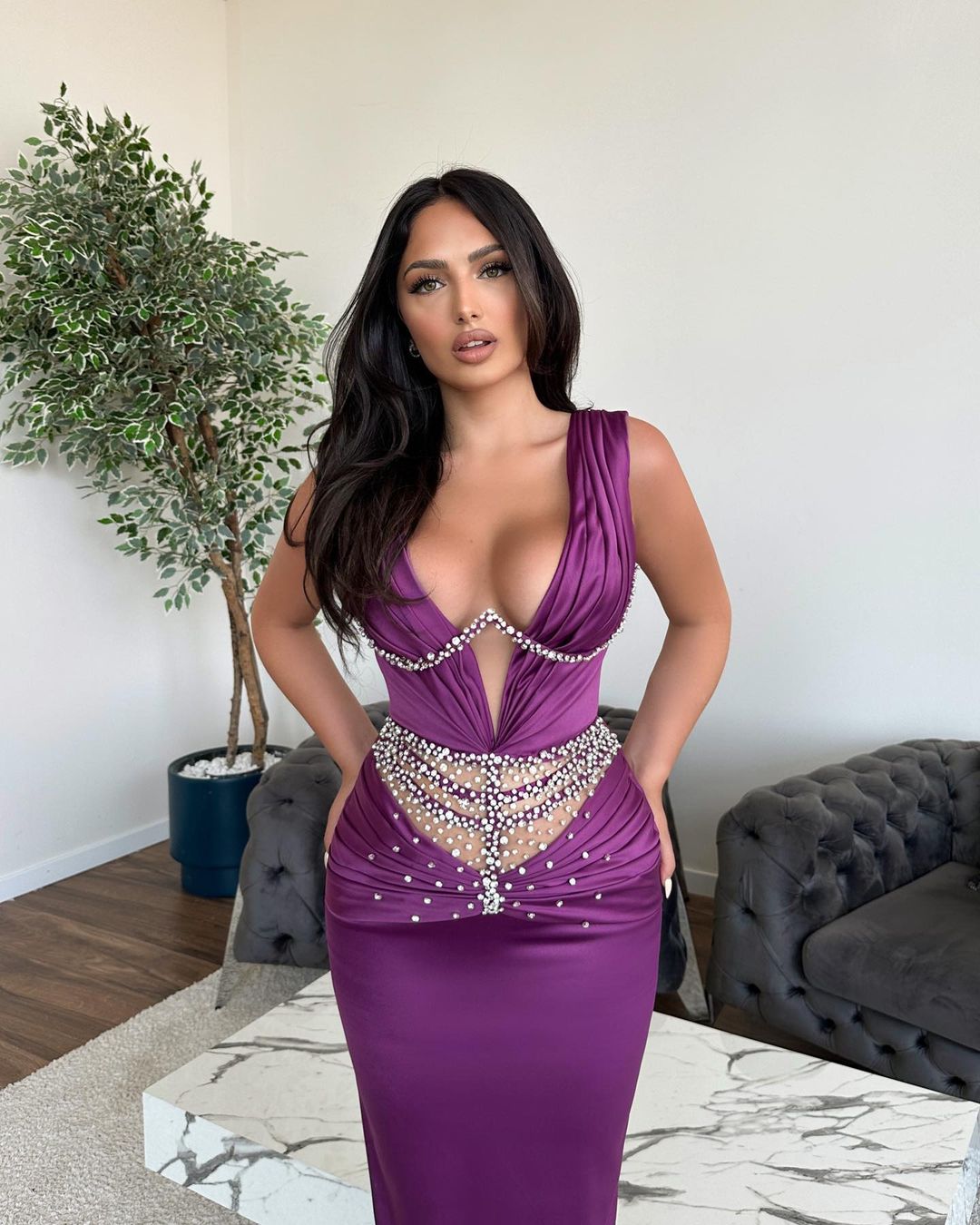 Abito da sera lungo a sirena senza maniche con scollo a V e strass scintillanti