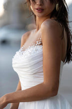 Robe de mariée modeste glamour à col cœur et épaules dénudées ornée de perles