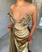 Vestido de Baile com Decote em V, Fenda Frontal, Folhos e Contas Dourado Sereia