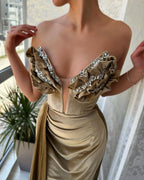 Vestido de Baile com Decote em V, Fenda Frontal, Folhos e Contas Dourado Sereia