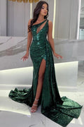 Splendido lungo abito da sera verde scuro con una spalla, senza maniche, ricamato di paillettes e con spacco