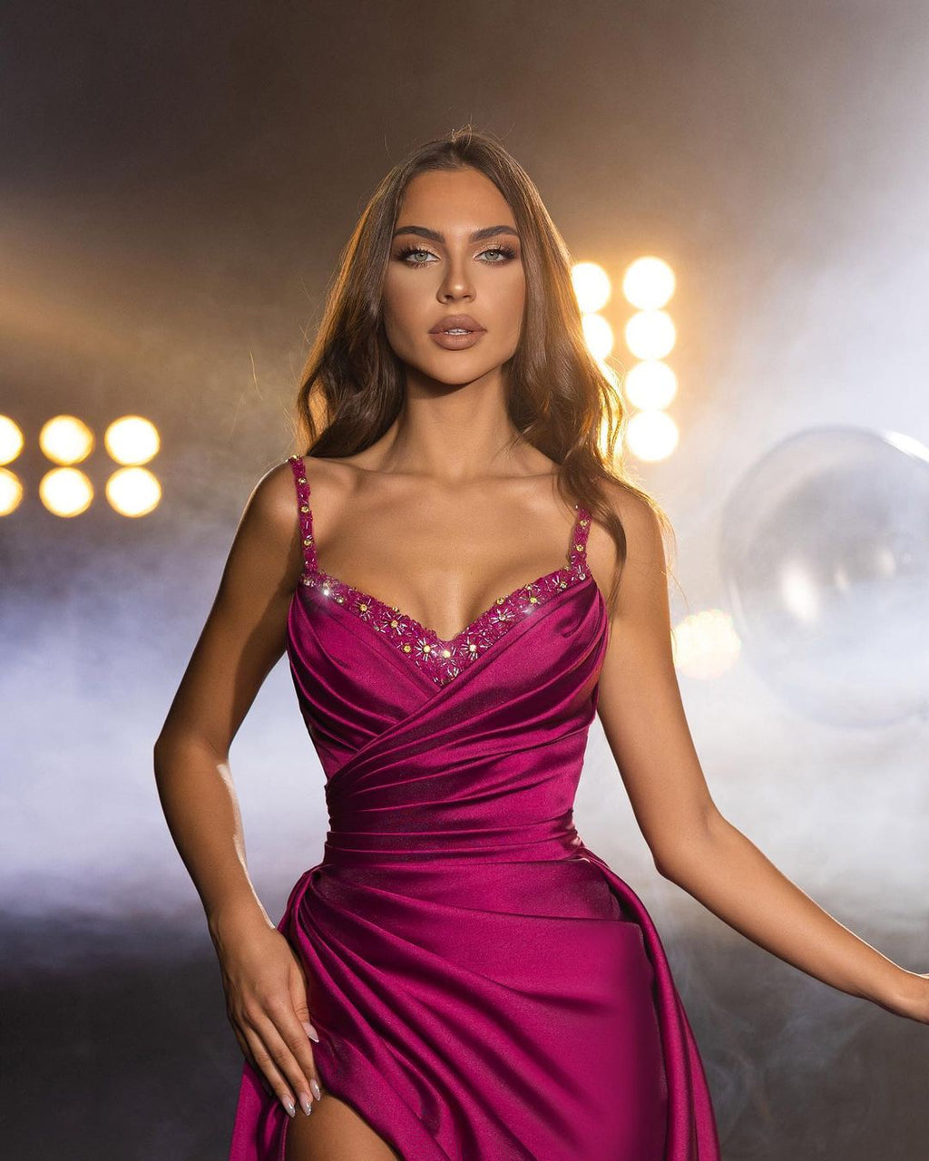 فستان سهرة طويل رائع بحمالات وردية مزخرفة بالخرز بدون أكمام ومطوي مع فتحة جانبية