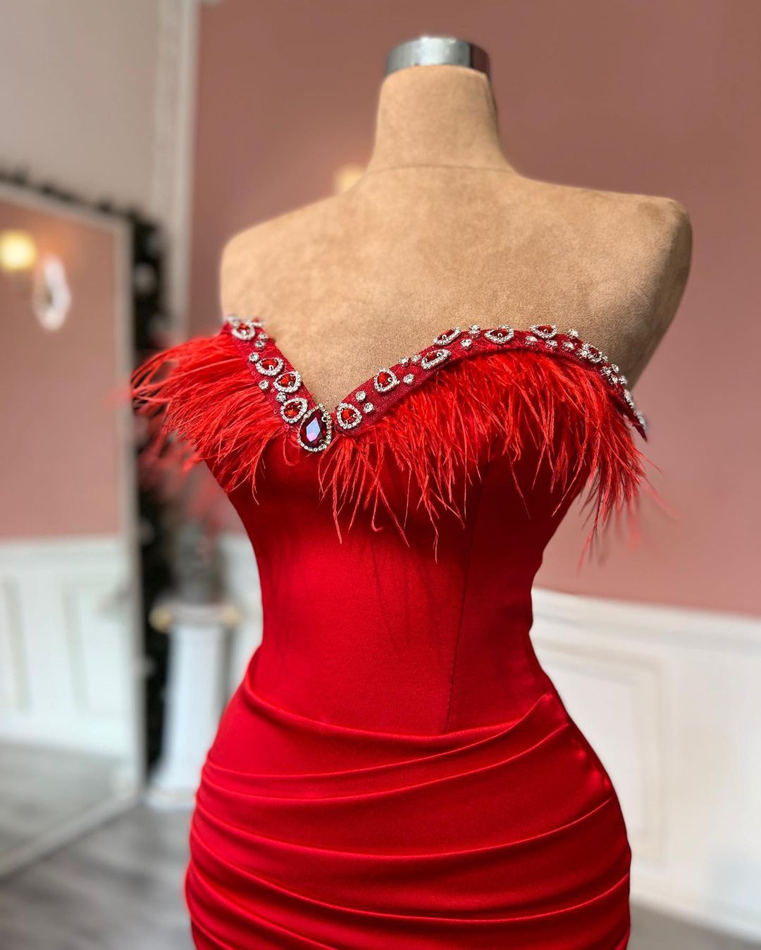 Wunderschönes langes rotes säulenförmiges Sweetheart-Juwelen-Ballkleid mit Federn