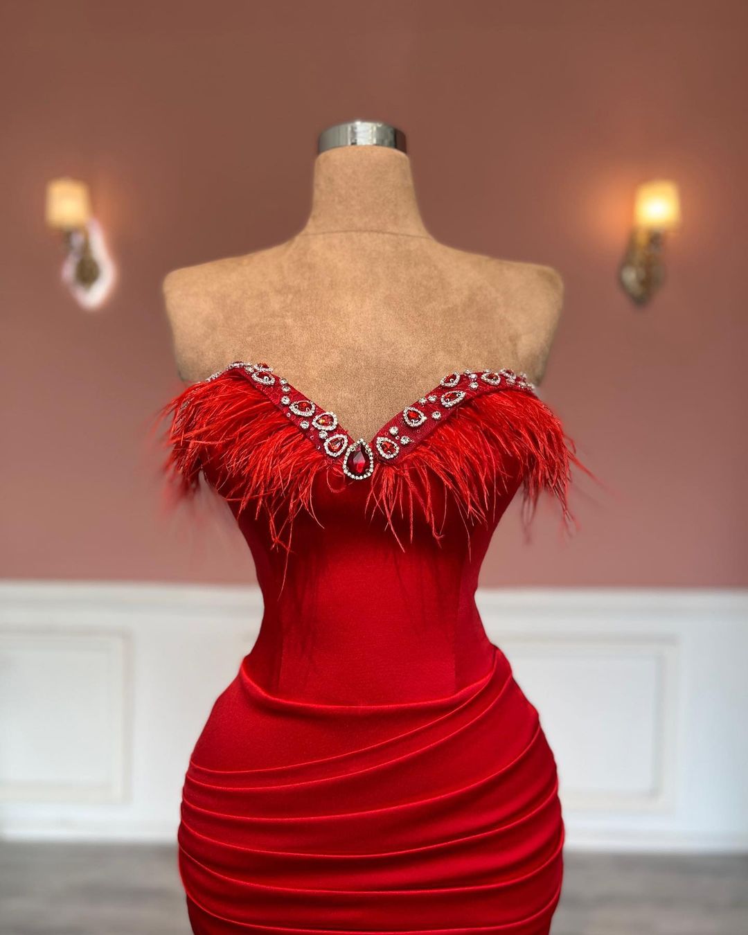 Wunderschönes langes rotes säulenförmiges Sweetheart-Juwelen-Ballkleid mit Federn