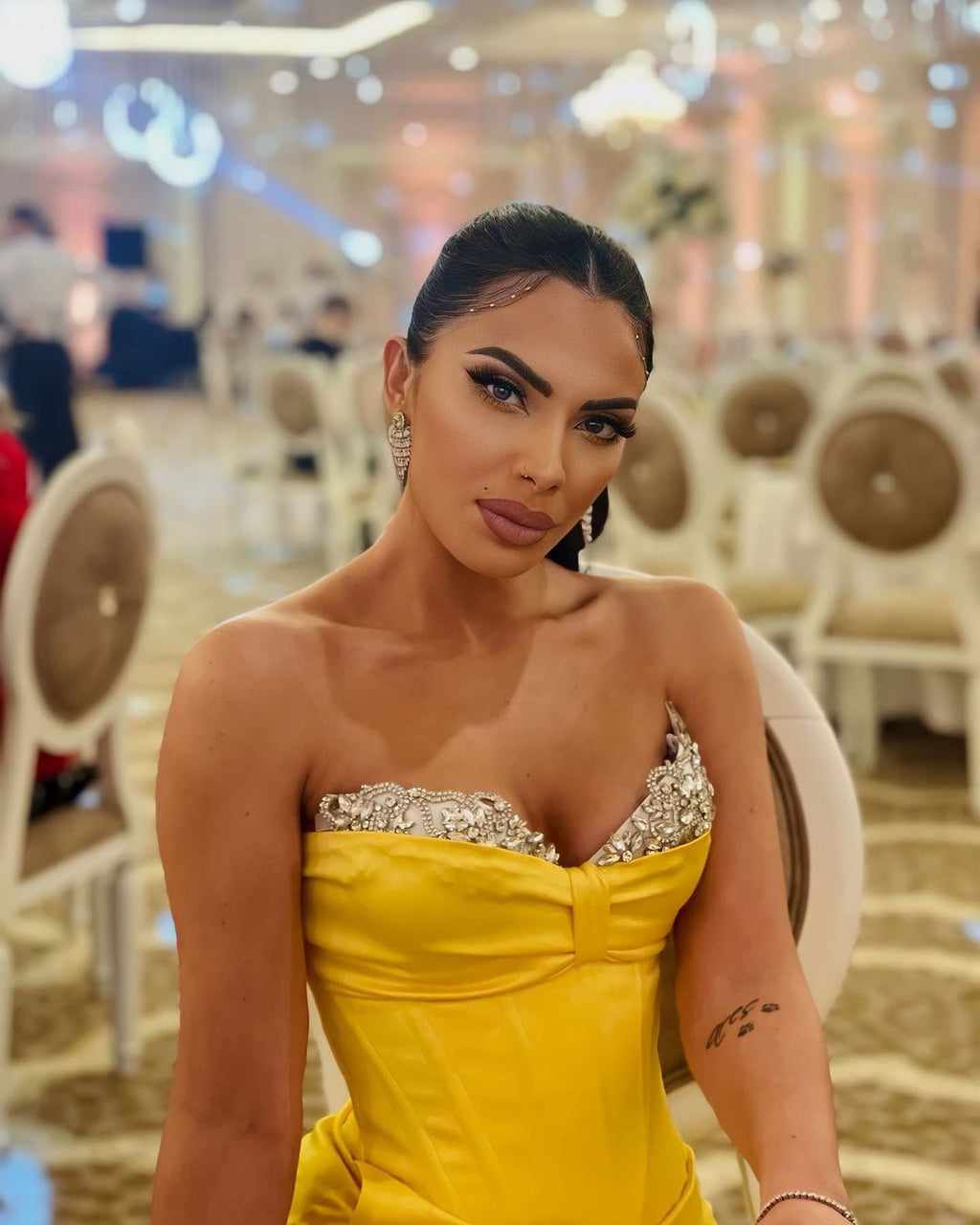 Splendido abito lungo giallo senza spalline a sirena con gioielli e spacco, da sera fino a terra