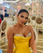 Splendido abito lungo giallo senza spalline a sirena con gioielli e spacco, da sera fino a terra