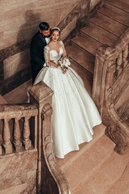 Wunderschöne Prinzessin A-Linie Satin Spitze Brautkleider mit langen Ärmeln