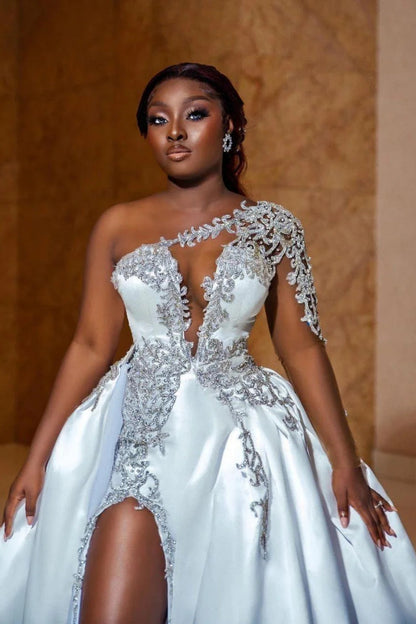 Wunderschönes langes A-Linien-Brautkleid aus Satin mit einer Schulter, Perlenapplikationen und Spitze und Schlitz