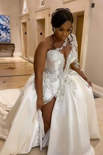 Wunderschönes langes A-Linien-Brautkleid aus Satin mit einer Schulter, Perlenapplikationen und Spitze und Schlitz