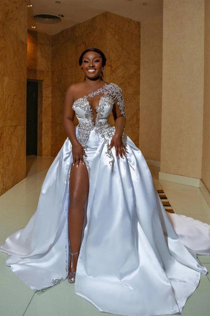 Wunderschönes langes A-Linien-Brautkleid aus Satin mit einer Schulter, Perlenapplikationen und Spitze und Schlitz