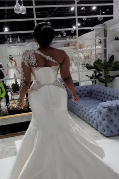 Wunderschönes langes A-Linien-Brautkleid aus Satin mit einer Schulter, Perlenapplikationen und Spitze und Schlitz
