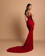 Splendido abito lungo da sera in raso senza maniche a sirena con scollo a cuore e strass