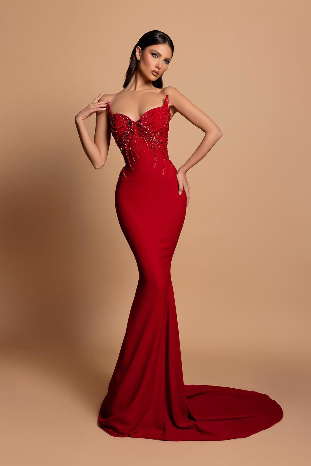 Splendido abito lungo da sera in raso senza maniche a sirena con scollo a cuore e strass