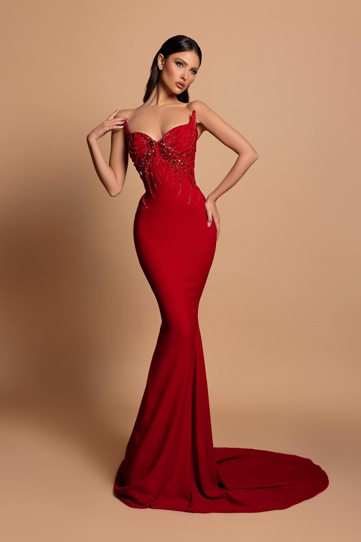 Splendido abito lungo da sera in raso senza maniche a sirena con scollo a cuore e strass