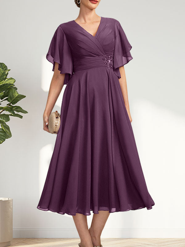 A-Linie, V-Ausschnitt, knielang, Chiffonkleid für die Brautmutter mit plissierten Perlen
