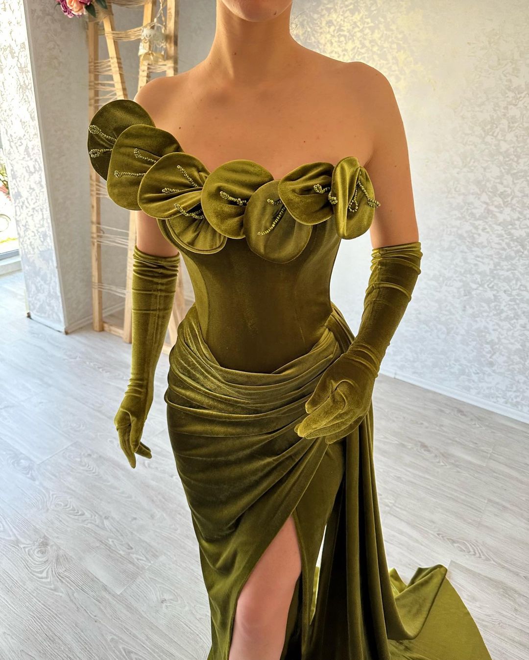 Vestido de Festa Verde com Folhos, Ombro Único, Sem Alças e Fenda