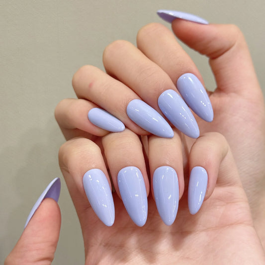 Uñas prensadas hechas a mano, sencillas y elegantes, con forma de almendra en morado claro para uso diario. 