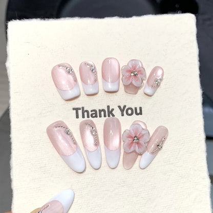 Manicura francesa de ojo de gato con diseño floral 3D, hecha a mano y que resalta la piel clara. 