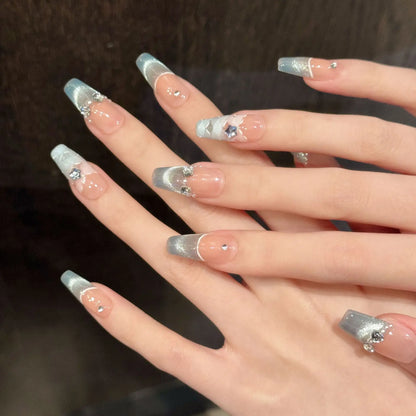 Extensiones de uñas artesanales de alta gama con efecto ojo de gato francés azul a cuadros, translúcidas, que iluminan la piel. 