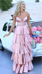 Vestido de noite elegante em cetim, corte evasê, com alças finas e camadas Y728