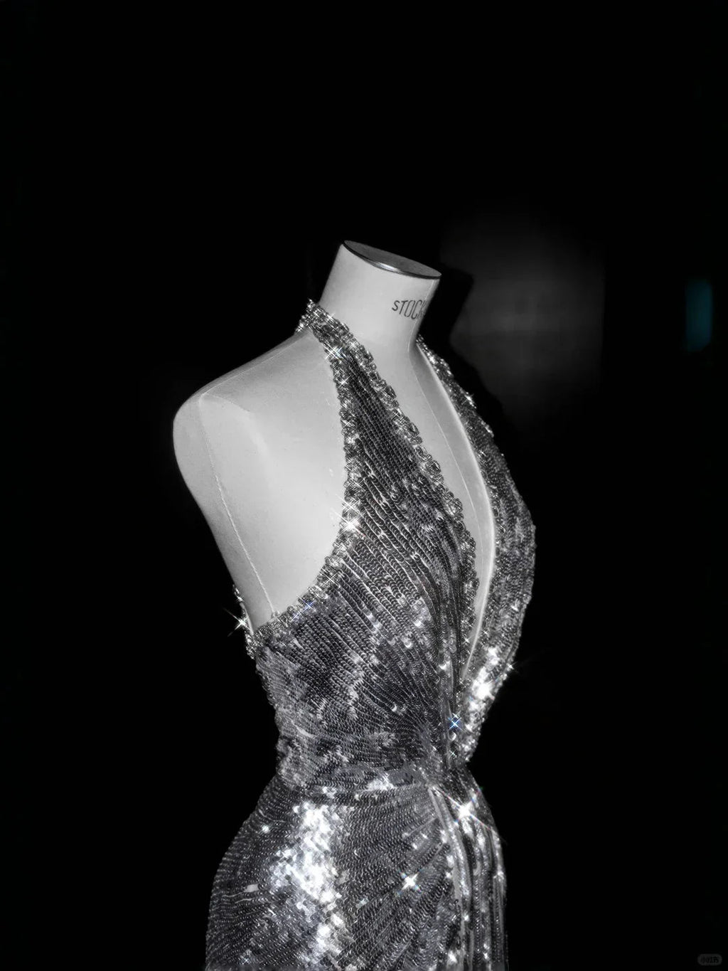 Abito da sera argento scintillante con scollatura a V profonda, collo allacciato, paillettes e perline, senza schienale, modello sirena, abito da ballo Y8687