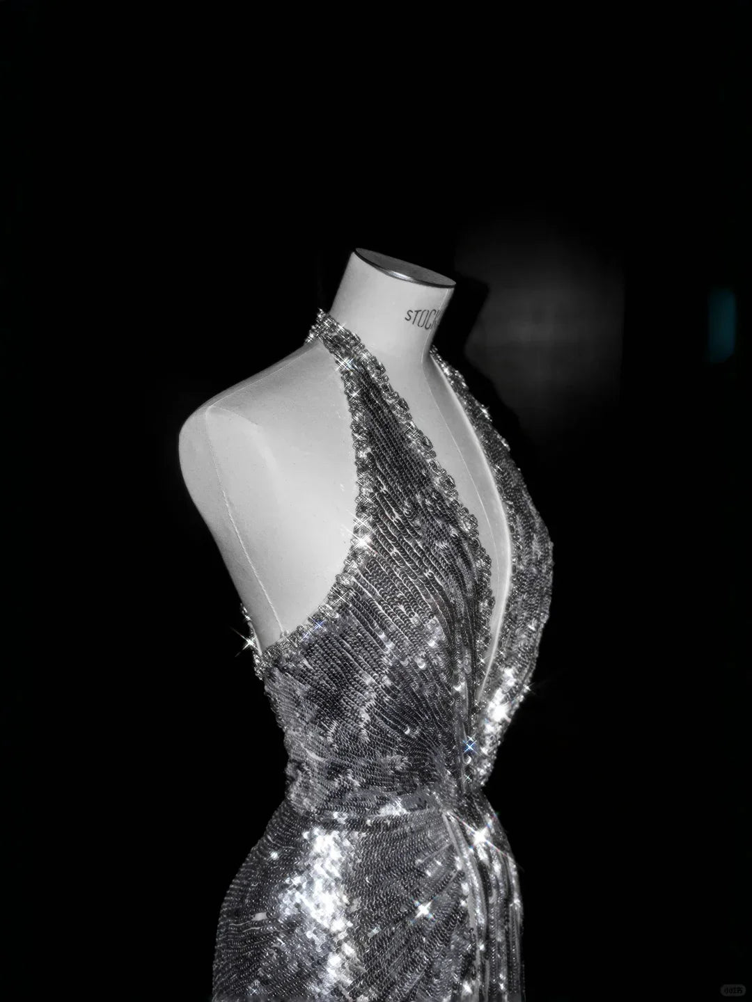 Abito da sera argento scintillante con scollatura a V profonda, collo allacciato, paillettes e perline, senza schienale, modello sirena, abito da ballo Y8687