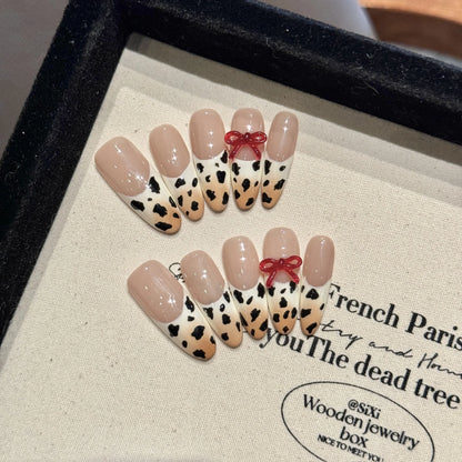 Uñas francesas ovaladas medianas prensadas con diseño de mariposa en blanco y negro, uñas prensadas a mano 