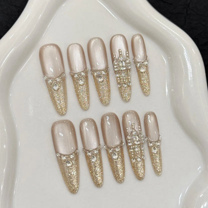 Manicura francesa con brillo nude, diseño personalizado de marca propia, con delicados detalles de diamantes, lujosa uña larga hecha a mano. 