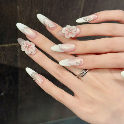 Manicura francesa de ojo de gato con diseño floral 3D, hecha a mano y que resalta la piel clara. 