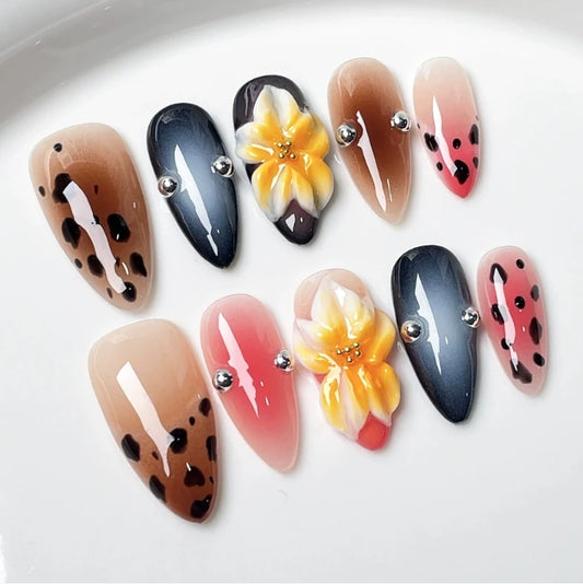 Uñas con diseño de leopardo, almendra y rubor, con flores talladas en 3D, hechas a mano por un fabricante.