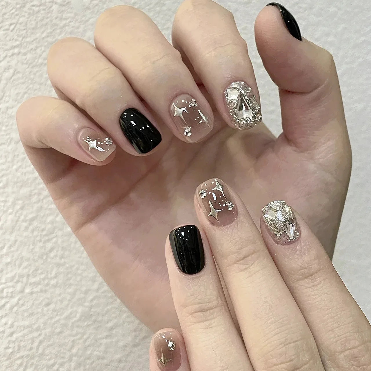 Luxury Black Explosive Diamond Four-pointed Star Blooming Short Removable False Nails