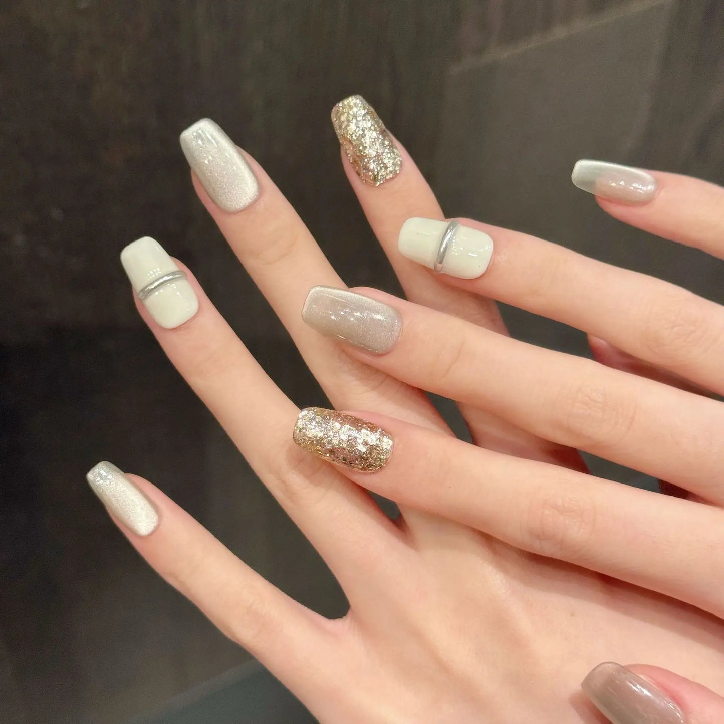 Uñas cortas minimalistas con acabado de espejo, color blanco leche, champán, dorado y brillante, con acabado de ojo de gato. 