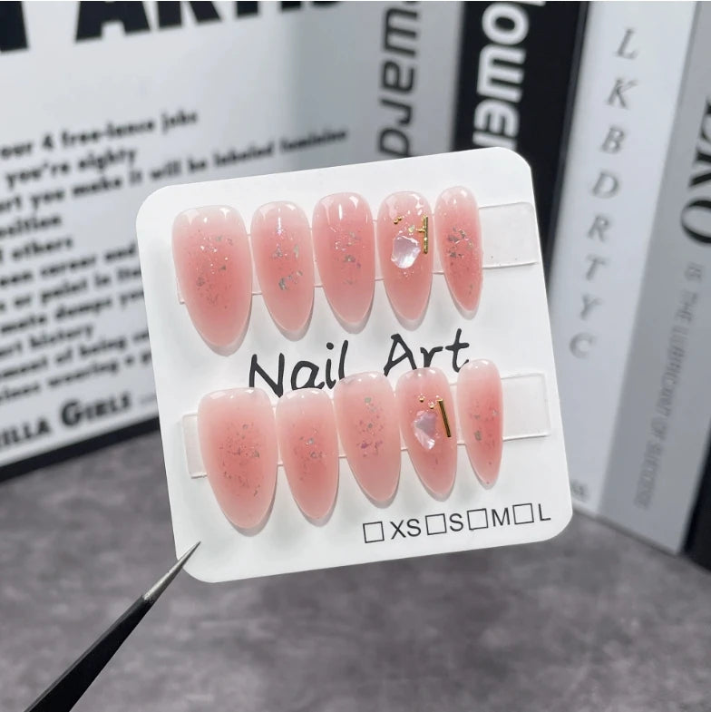 Calcomanías de uñas de almendra de moda, populares pegamentos de prensa para aplicar en los dedos. 