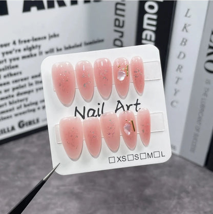 Calcomanías de uñas de almendra de moda, populares pegamentos de prensa para aplicar en los dedos. 