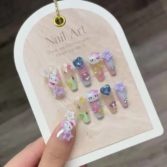 Uñas postizas de gel de longitud media con diseño de Hello Kitty, muy de moda. 
