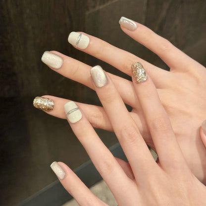 Uñas cortas minimalistas con acabado de espejo, color blanco leche, champán, dorado y brillante, con acabado de ojo de gato. 