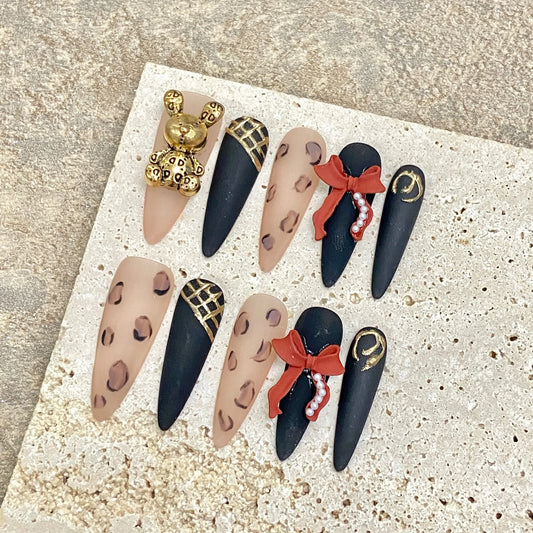 Uñas francesas de seda color nude y negro con lazo de oso, uñas postizas de alta calidad. 