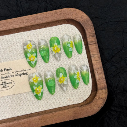 Uñas postizas onduladas de ojo de gato con diseño floral en relieve verde, hechas a mano 