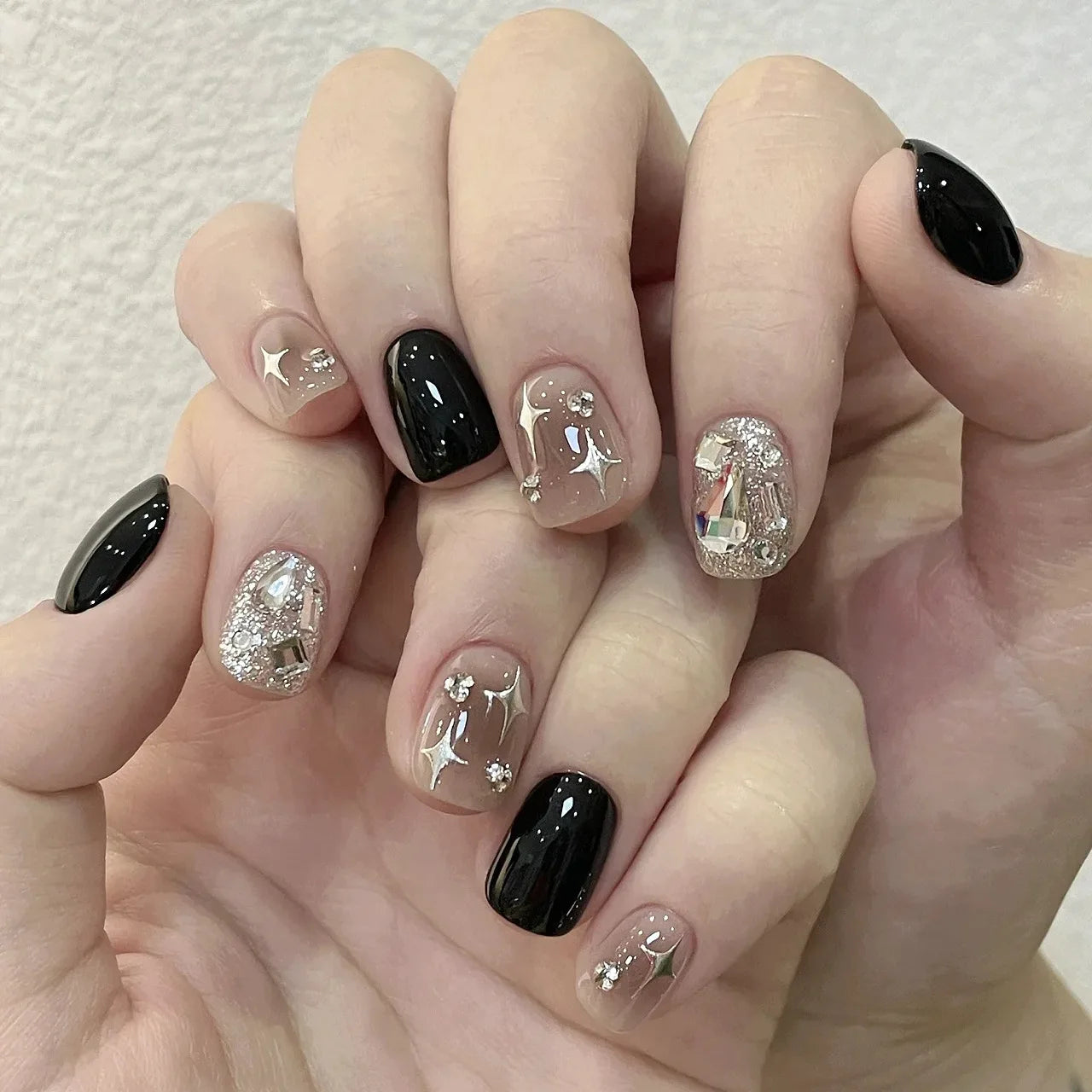 Luxury Black Explosive Diamond Four-pointed Star Blooming Short Removable False Nails