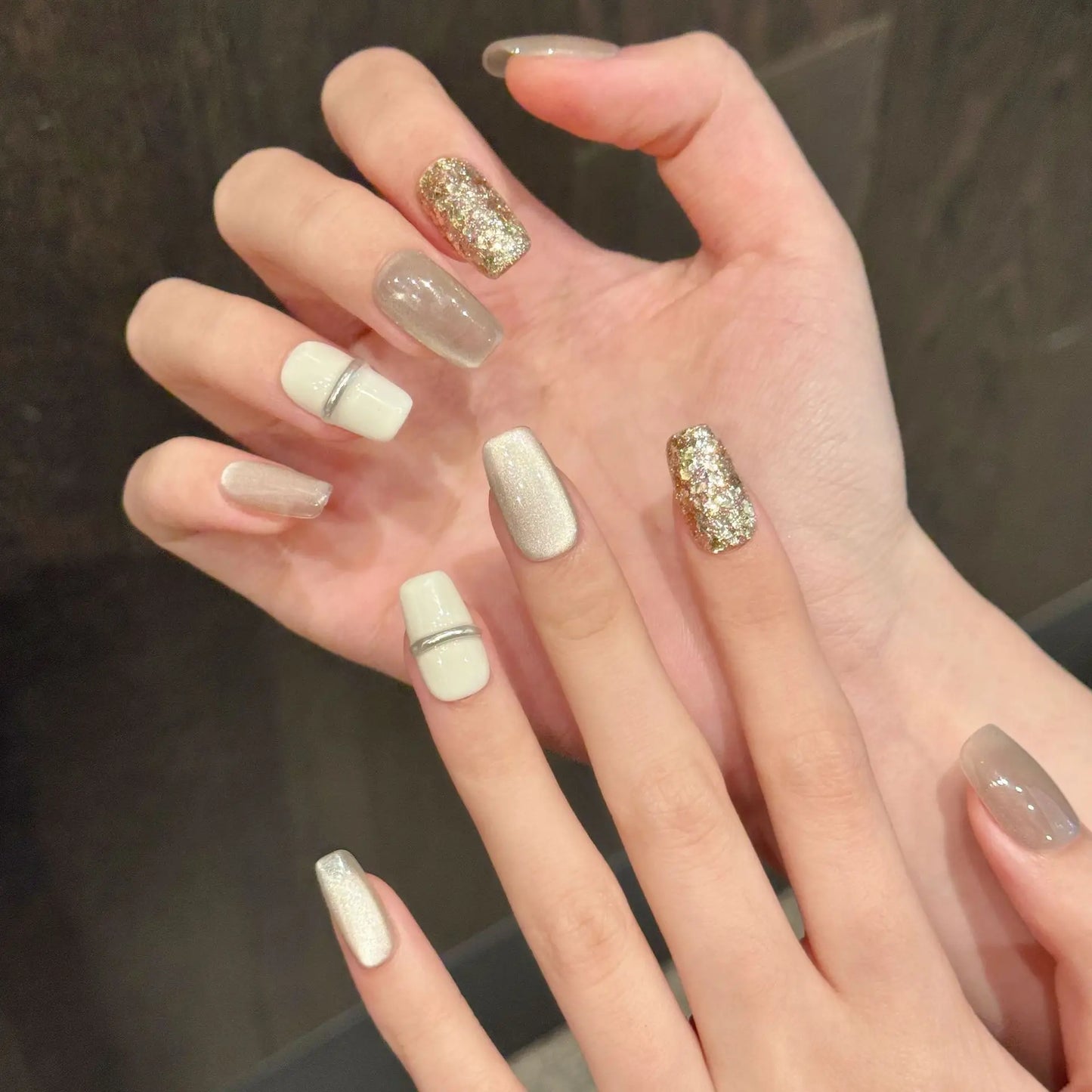 Uñas cortas minimalistas con acabado de espejo, color blanco leche, champán, dorado y brillante, con acabado de ojo de gato. 
