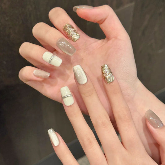 Uñas cortas minimalistas con acabado de espejo, color blanco leche, champán, dorado y brillante, con acabado de ojo de gato. 