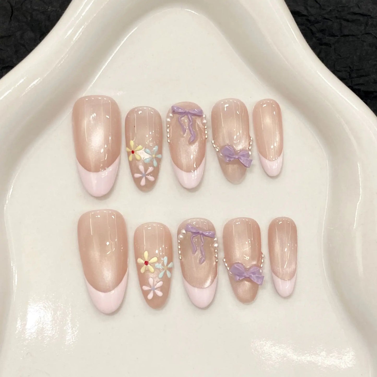 Arte de uñas hecho a mano con lazo de mariposa de batata, cuentas de vidrio y diseño de ojo de gato 
