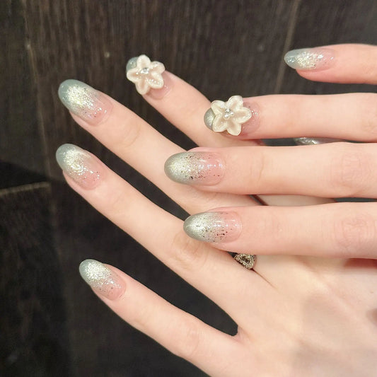 Nuevo estilo de uñas de ojo de gato azul hielo con diseños de filigrana transparente en uñas cortas, fáciles de usar y hechas a mano. 