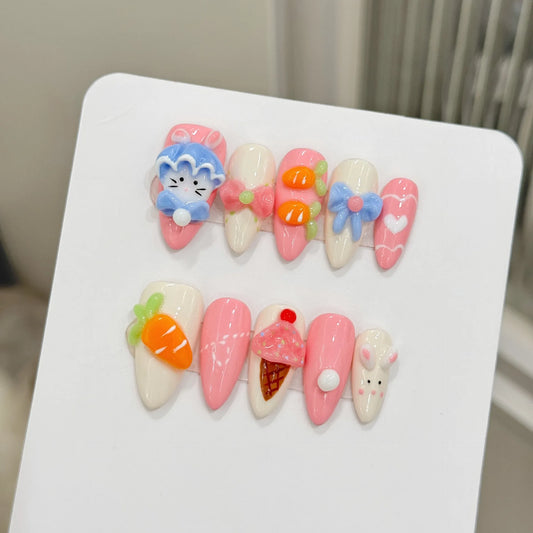 Diseño de uñas de almendra de alta calidad con patrón floral para un lindo look veraniego 