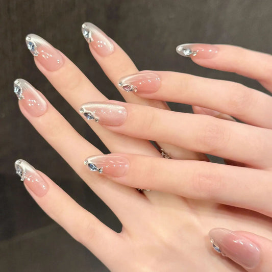 Nuevo estilo de uñas de ojo de gato con cristales rotos, que irradian un aura fría y sofisticada, hechas a mano para usar. 