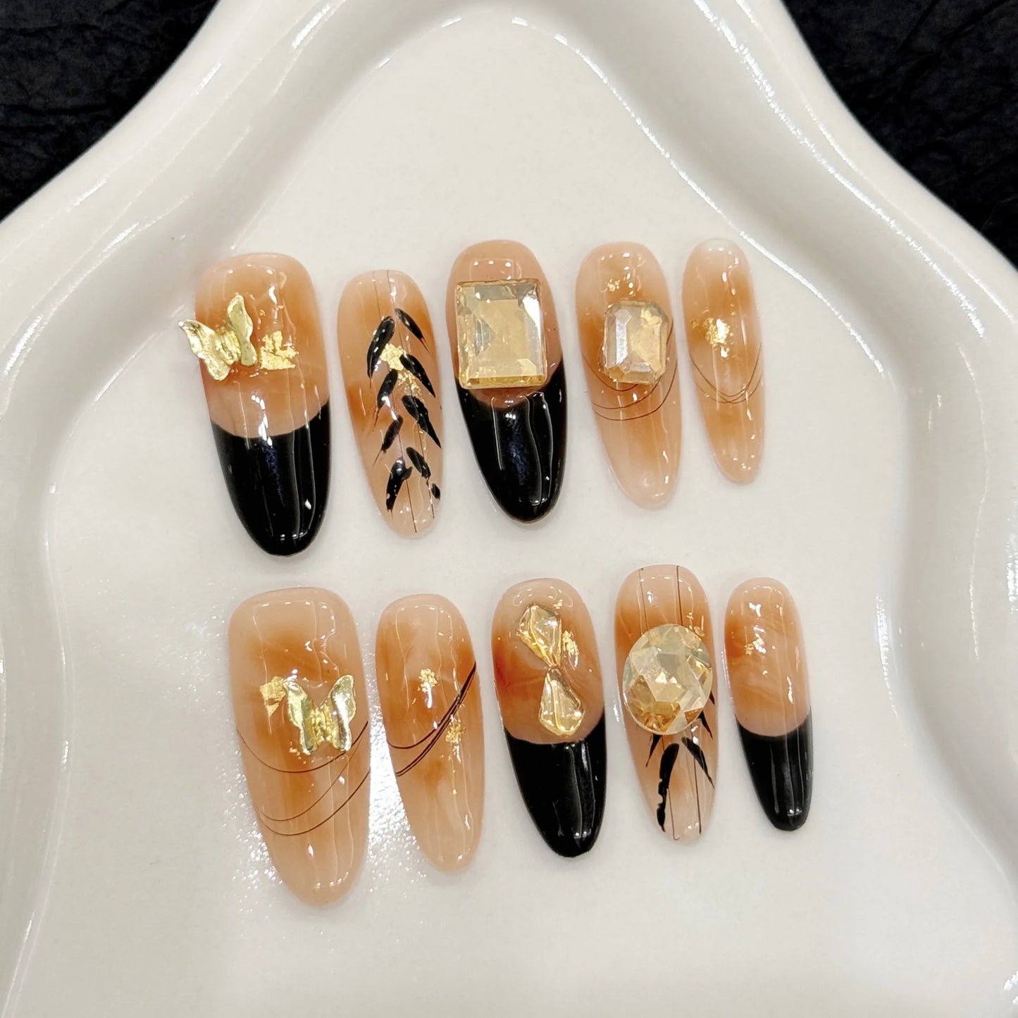Uñas postizas largas francesas con degradado ámbar y lámina dorada para otoño e invierno 
