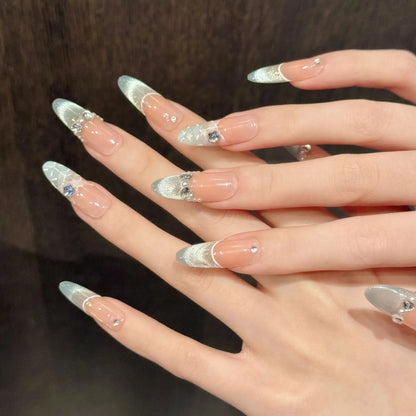 Extensiones de uñas artesanales de alta gama con efecto ojo de gato francés azul a cuadros, translúcidas, que iluminan la piel. 