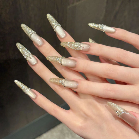 Manicura francesa con brillo nude, diseño personalizado de marca propia, con delicados detalles de diamantes, lujosa uña larga hecha a mano. 
